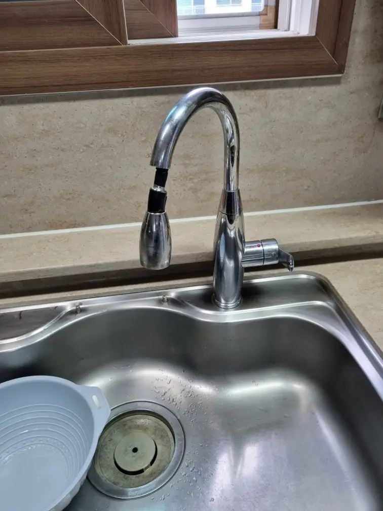 싱크대 수전 교체 - 주방 사용 편의성을 높이는 필수 작업 - 막힘해결119